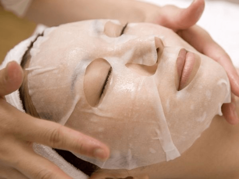 Đắp mặt nạ tại spa