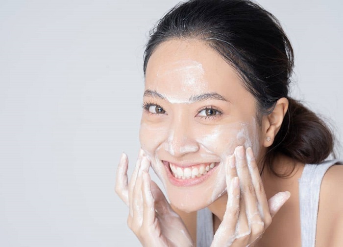 Rửa mặt bằng sữa rửa mặt trị mụn giúp trị mụn triệt để