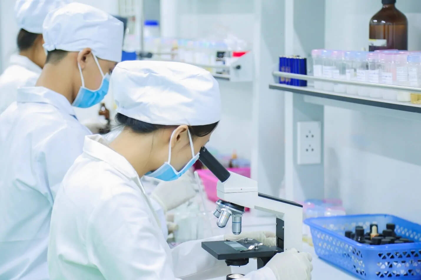 Đội ngũ nghiên cứu uy tín và dây chuyền sản xuất hiện đại